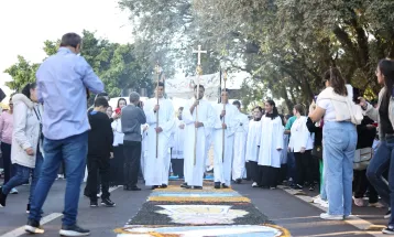 Corpus Christi: Tapetes coloridos voltam a encantar a Avenida Brasil
