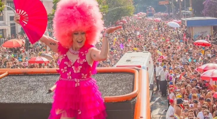 Executivo de 60 anos abandona carreira para virar drag queen