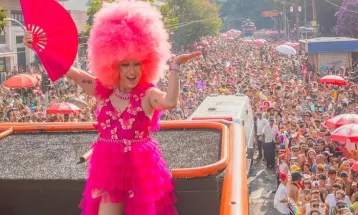 Executivo de 60 anos abandona carreira para virar drag queen