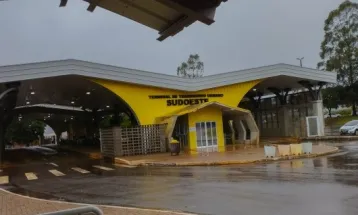 Morador de rua furta ônibus em Cascavel, dirige pelas ruas e recolhe passageiros antes de ser preso