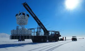 Ondas de rádio misteriosas sob o gelo da Antártida intrigam cientistas
