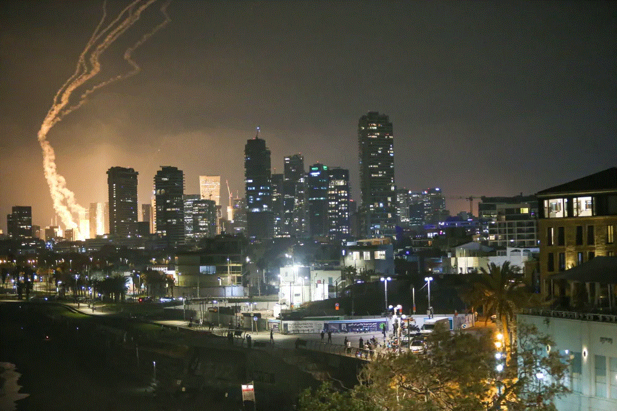 Mísseis iranianos atingem Tel Aviv e Haifa; tensão se agrava no Oriente Médio