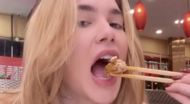 Virgínia Fonseca prova cérebro em restaurante na China: “Textura estranha, mas apimentado”