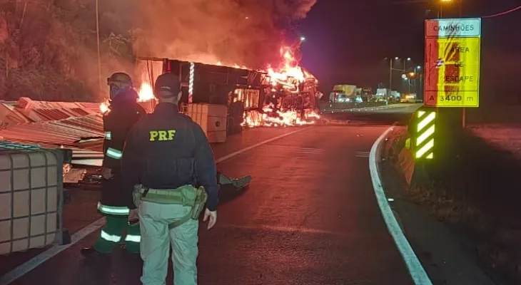 Caminhão tomba, pega fogo e motorista morre