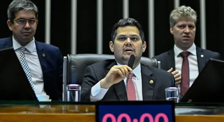 Alcolumbre lê pedido e oficializa CPMI para investigar fraudes no INSS