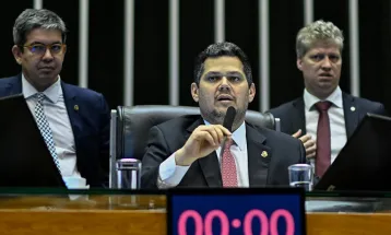 Alcolumbre lê pedido e oficializa CPMI para investigar fraudes no INSS
