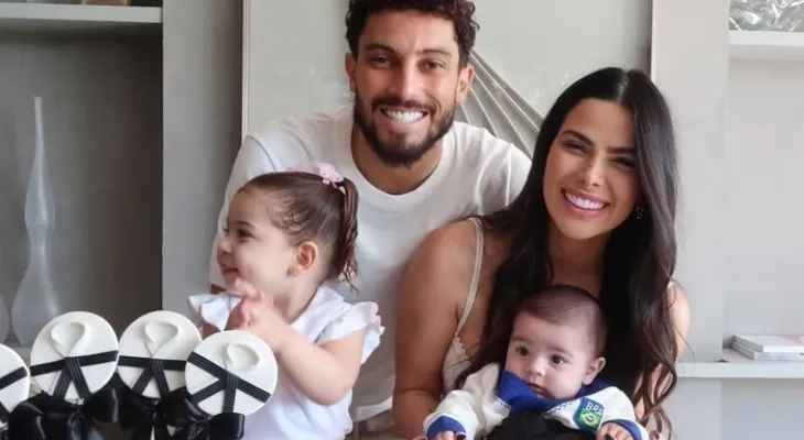 Esposa de Alex Telles sofre acidente de carro nos EUA: “Chocados”