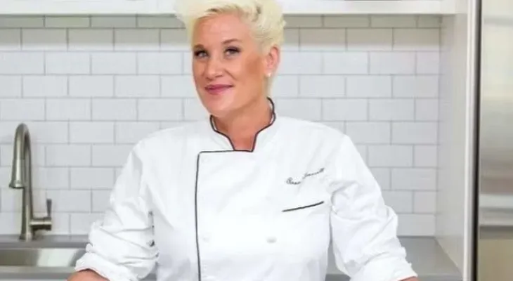 Morre Anne Burrell, chef e apresentadora de reality shows culinários, aos 55 anos