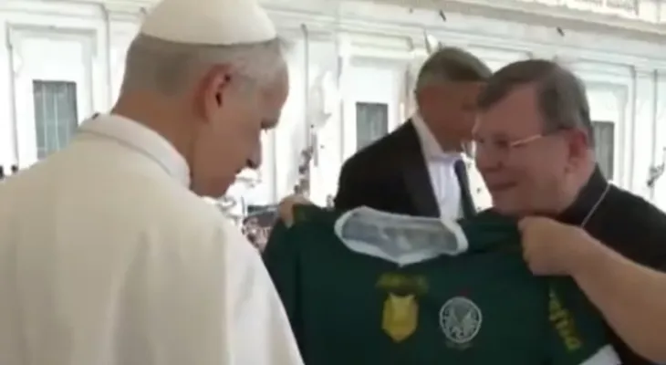 Deu ruim? Papa ganha camisa do Palmeiras e web diz que é falsificada