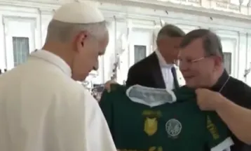 Deu ruim? Papa ganha camisa do Palmeiras e web diz que é falsificada