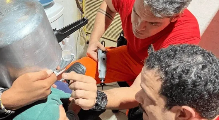 Menino Maluquinho: Criança de 2 anos é resgatada com panela de pressão presa na cabeça