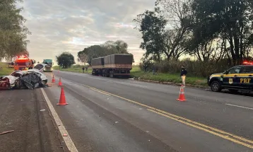 Colisão frontal na BR-376 deixa duas pessoas mortas
