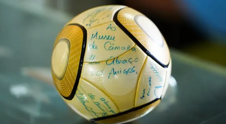 Moraes vota por condenar acusado de furtar bola autografada por Neymar