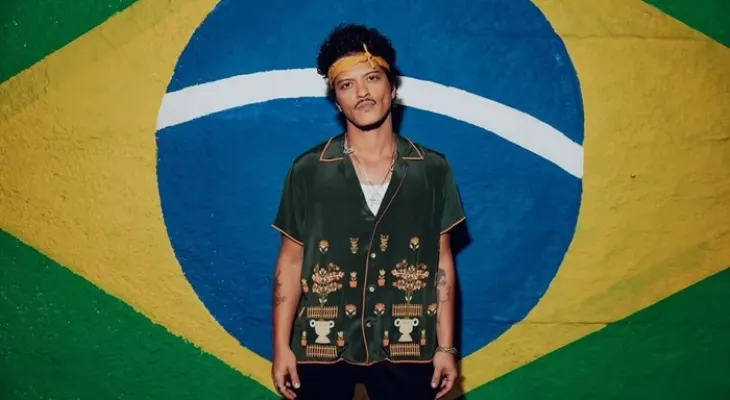 Bruno Mars é acusado de apropriação cultural após lançar funk inspirado no Brasil