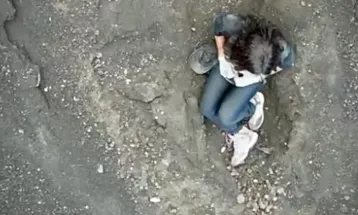 Brasileira cai durante trilha em vulcão da Indonésia e aguarda resgate