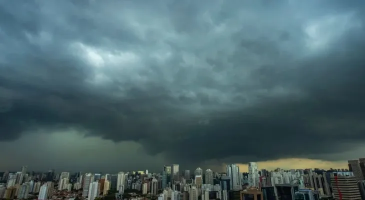 Frente fria traz drástica mudança do tempo no centro-sul do Brasil