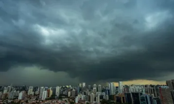 Frente fria traz drástica mudança do tempo no centro-sul do Brasil