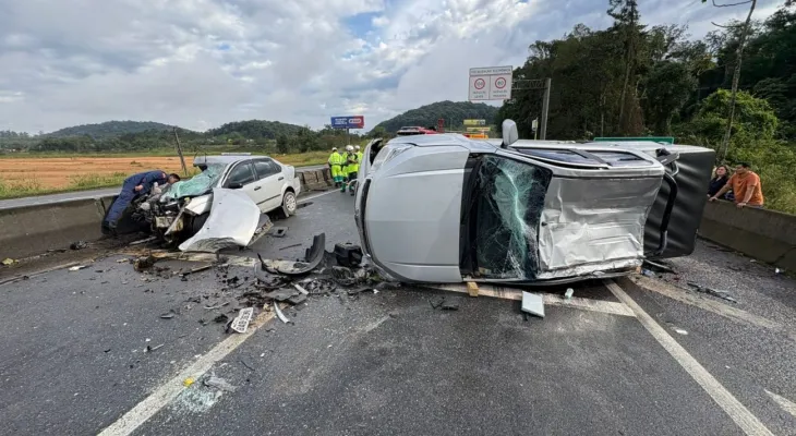 Engavetamento com três veículos na BR-101 termina com morte de mulher