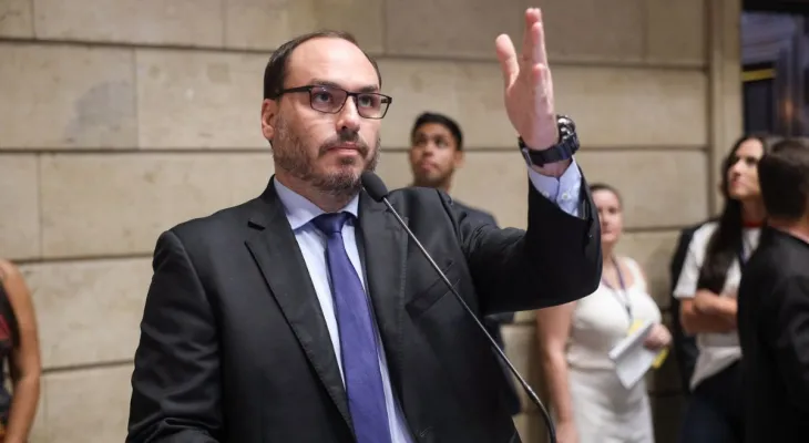 Mudança de domicílio de Carlos Bolsonaro para SC gera reação e debate sobre representatividade no Senado
