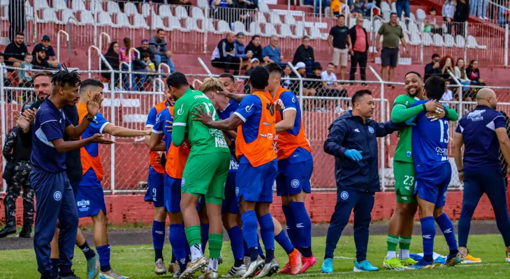 Foz vence mais uma e chega à semifinal com recorde de vitórias