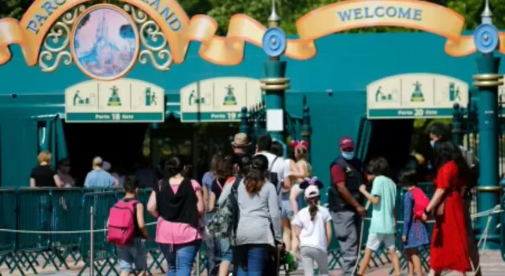 Homem é preso após tentar casar com menina de 9 anos na Disney Paris; entenda