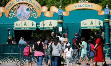 Homem é preso após tentar casar com menina de 9 anos na Disney Paris; entenda