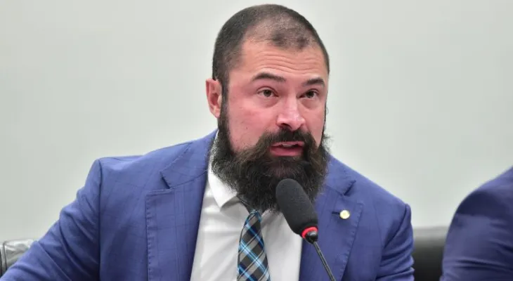 Comissão aprova projeto que reduz para 18 anos a idade mínima para compra de arma de fogo