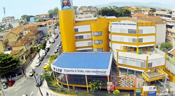 Menina de 13 anos é baleada em escola na zona norte do Rio