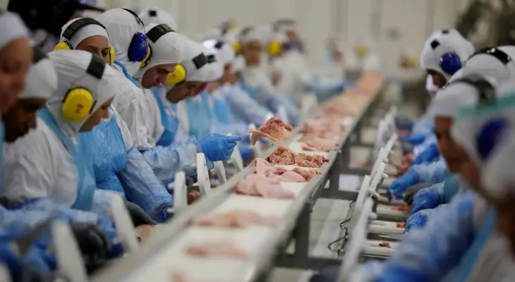Indústria criou mais de 910 mil empregos em quatro anos, aponta IBGE