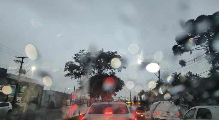 Chuva intensa e ventos fortes mudam o cenário em Cascavel nesta quinta-feira (26)
