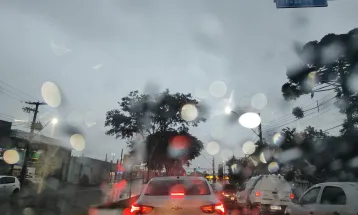 Chuva intensa e ventos fortes mudam o cenário em Cascavel nesta quinta-feira (26)