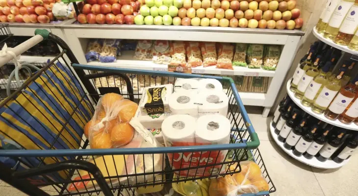 Consumo nos lares brasileiros cresce 3,93% em maio e cesta de supermercado fica mais cara