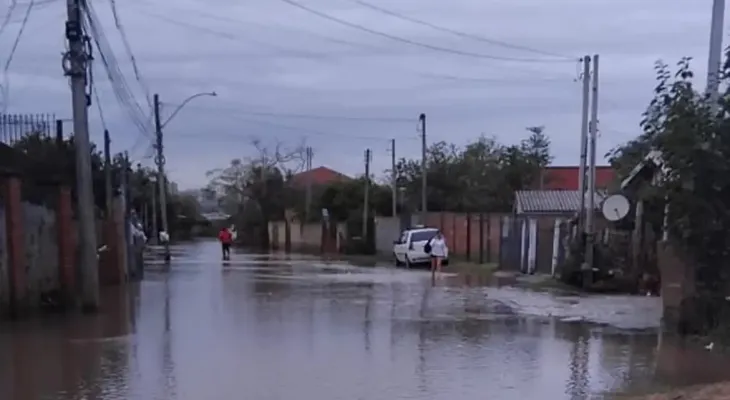 Vulnerável a cheias, ilha de Porto Alegre é atingida por chuvas