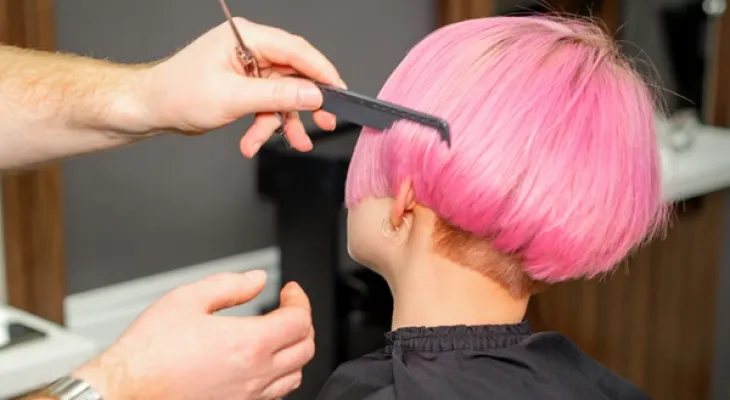 Constrangimento de vendedor por causa do cabelo rosa resulta em indenização em Curitiba