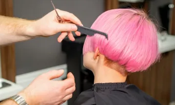 Constrangimento de vendedor por causa do cabelo rosa resulta em indenização em Curitiba