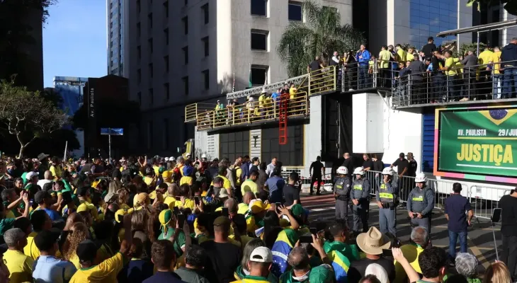 Ato em SP reúne apoiadores de Bolsonaro contra julgamento no STF