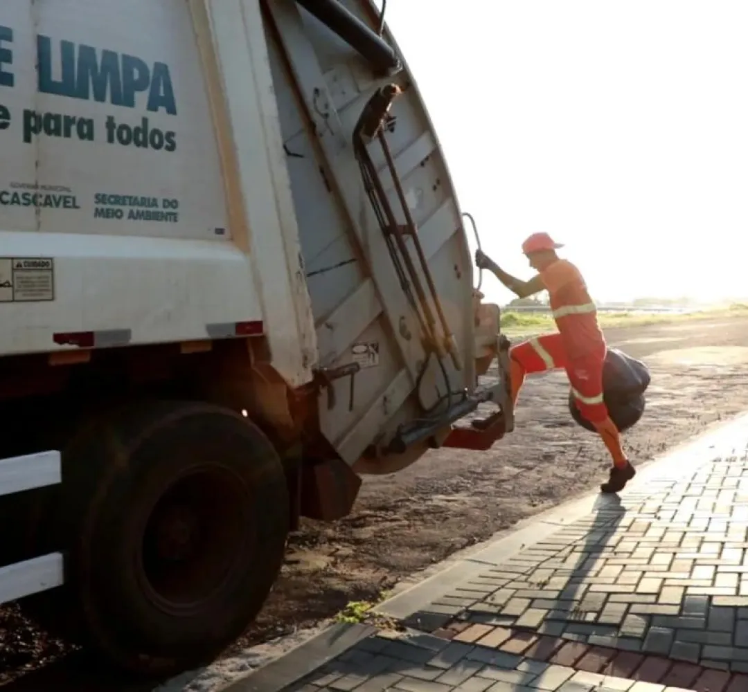 Licitação de R$ 438 milhões para lixo em Cascavel levanta questionamentos após série de contratos emergências