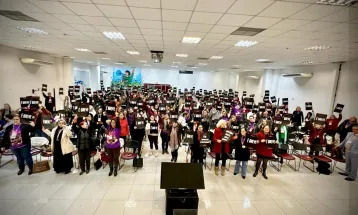 Professoras de Curitiba aprovam estado de greve por progressão na carreira