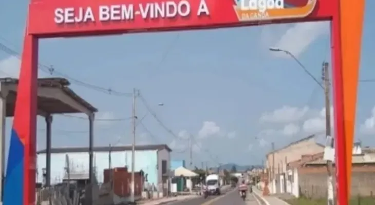 Homem tropeça em cachorro, cai em asfalto e morre atropelado