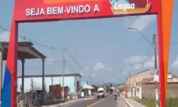 Homem tropeça em cachorro, cai em asfalto e morre atropelado