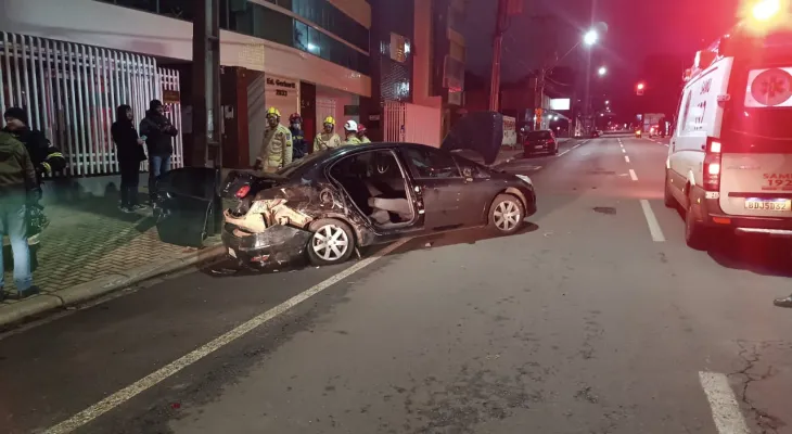 Colisão em cruzamento deixa duas crianças feridas e motorista preso por embriaguez em Cascavel