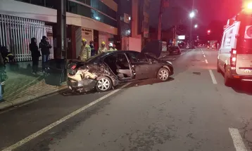Colisão em cruzamento deixa duas crianças feridas e motorista preso por embriaguez em Cascavel