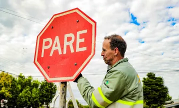 Transitar substitui mais de 400 placas de trânsito e investe em revitalização da sinalização horizontal em bairros de Cascavel