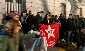 Lula é recebido com festa por apoiadores ao chegar para a Cúpula do Mercosul