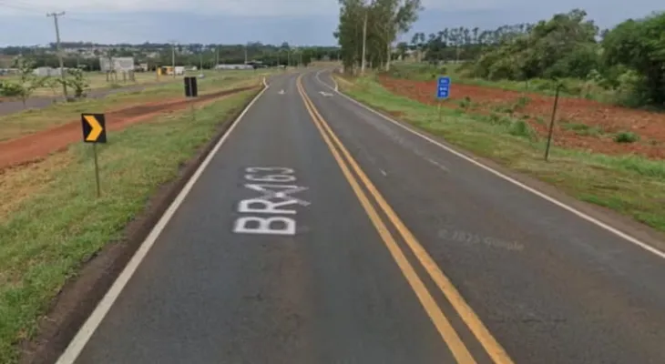 Motorista suspeita de animal caído, para carro e encontra homem morto