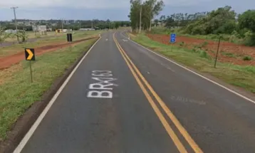 Motorista suspeita de animal caído, para carro e encontra homem morto