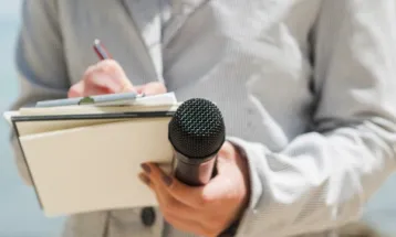 TST determina redução de jornada e salário proporcional a jornalista