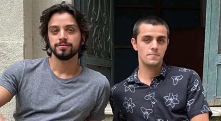 Rodrigo Simas fala sobre bissexualidade e relação com irmão evangélico: “Pensamos diferente”