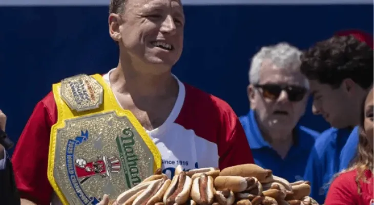 Homem come 70 cachorros-quentes em 10 minutos