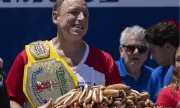 Homem come 70 cachorros-quentes em 10 minutos